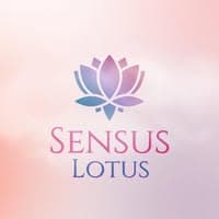 Sensus Lotus logo met lotusbloem en zachte pastelkleuren.