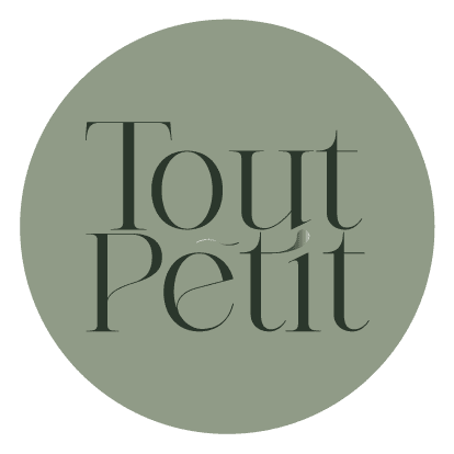 Logo van Tout Petit met groene achtergrond en zwarte tekst.